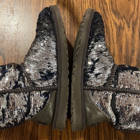 UGG seguined Classic Short boots Size: 8 - Picture 8 of 9